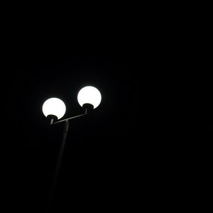 Превью обои фонарь, ночь, свет, шары, минимализм, чб