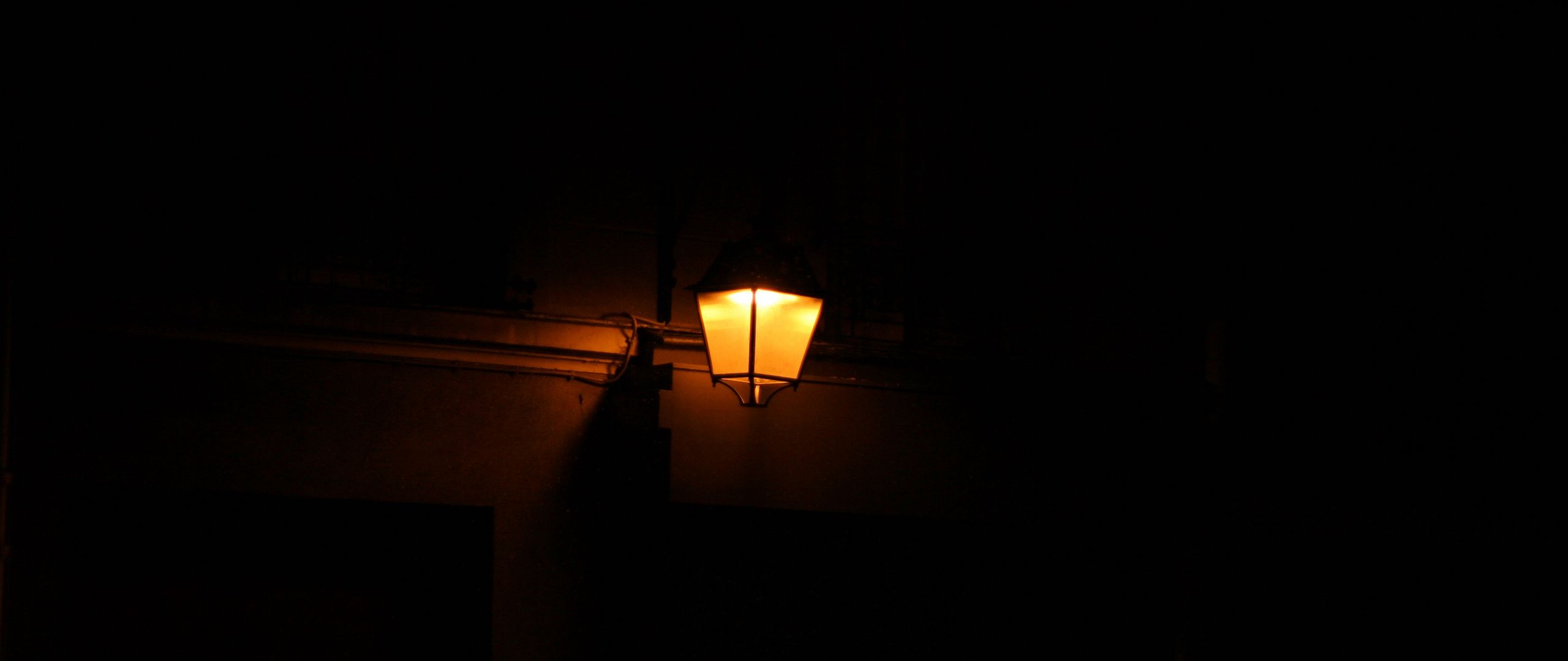Темный свет фонарей