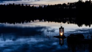 Превью обои фонарь, озеро, вода, камень, темный