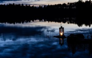 Превью обои фонарь, озеро, вода, камень, темный
