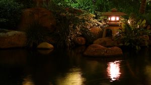 Превью обои фонарь, пруд, свет, китай, камни, отражение, ночь, растительность