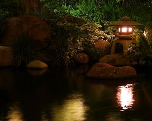 Превью обои фонарь, пруд, свет, китай, камни, отражение, ночь, растительность