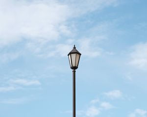 Превью обои фонарь, столб, облака, небо, минимализм