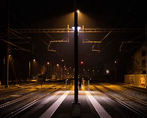 Превью обои фонарь, столб, железная дорога, станция, свет, ночь, темный