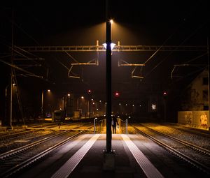 Превью обои фонарь, столб, железная дорога, станция, свет, ночь, темный