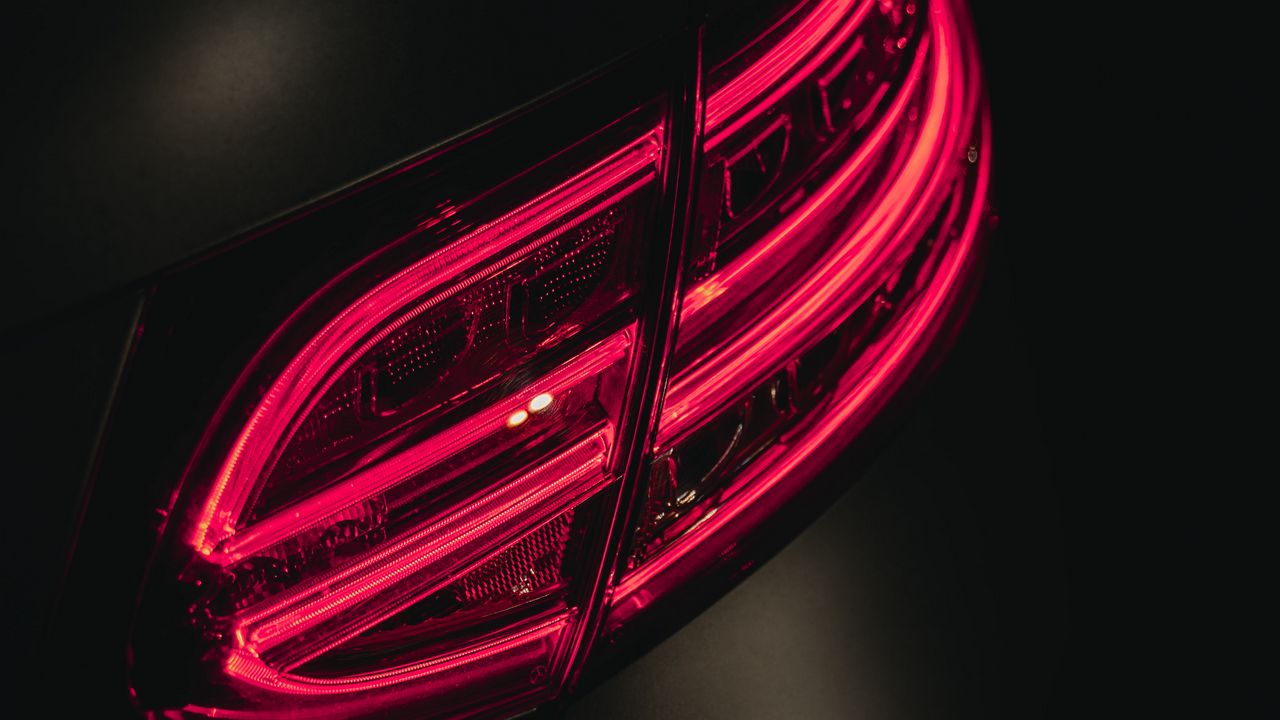 Обои фонарь, свечение, красный, темный, автомобиль