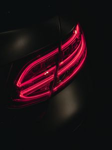 Превью обои фонарь, свечение, красный, темный, автомобиль
