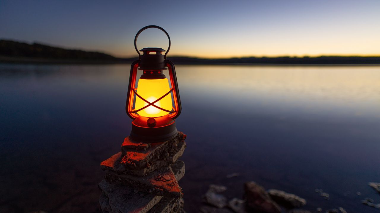 Обои фонарь, свет, камни, озеро, берег