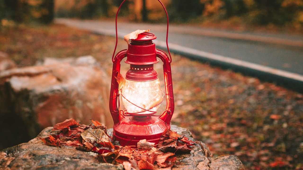 Обои фонарь, свет, красный, осень