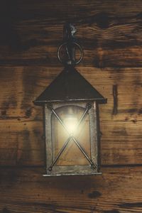 Превью обои фонарь, свет, стена, лампочка, железный, старый, деревянный