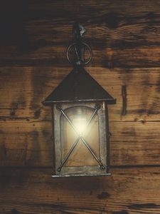Превью обои фонарь, свет, стена, лампочка, железный, старый, деревянный