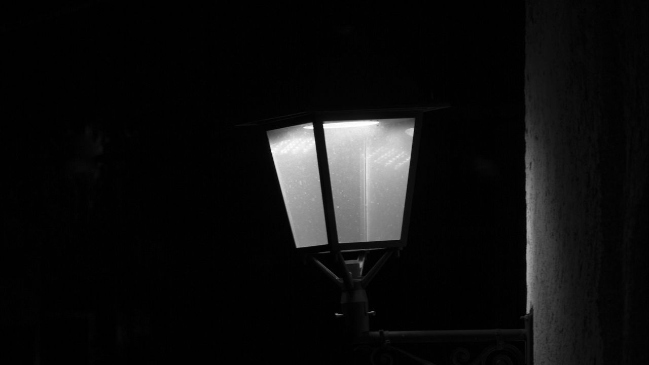 Обои фонарь, свет, темнота