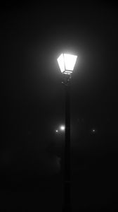 Превью обои фонарь, свет, туман, ночь, черно-белый, черный