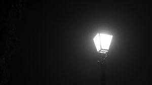 Превью обои фонарь, свет, туман, ночь, черно-белый, черный