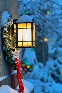 Превью обои фонарь, венок, снег, рождество, новый год