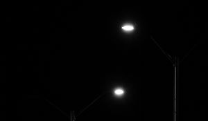 Превью обои фонари, чб, ночь, свечные, черный