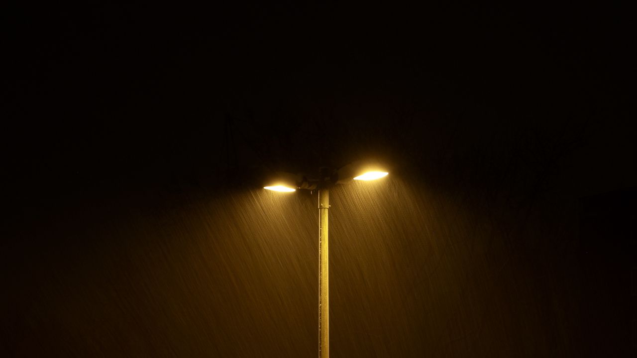 Обои фонари, дождь, ночь, темный