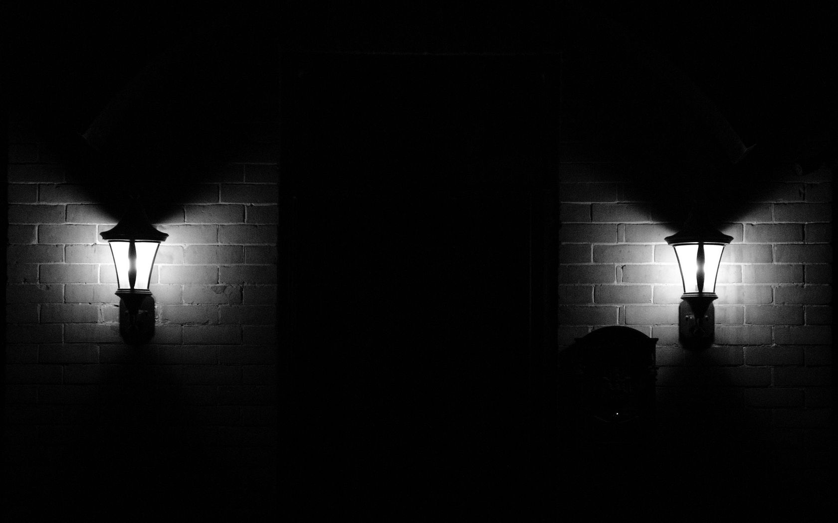 1680x1050 Обои фонари, свет, темнота, кирпичи