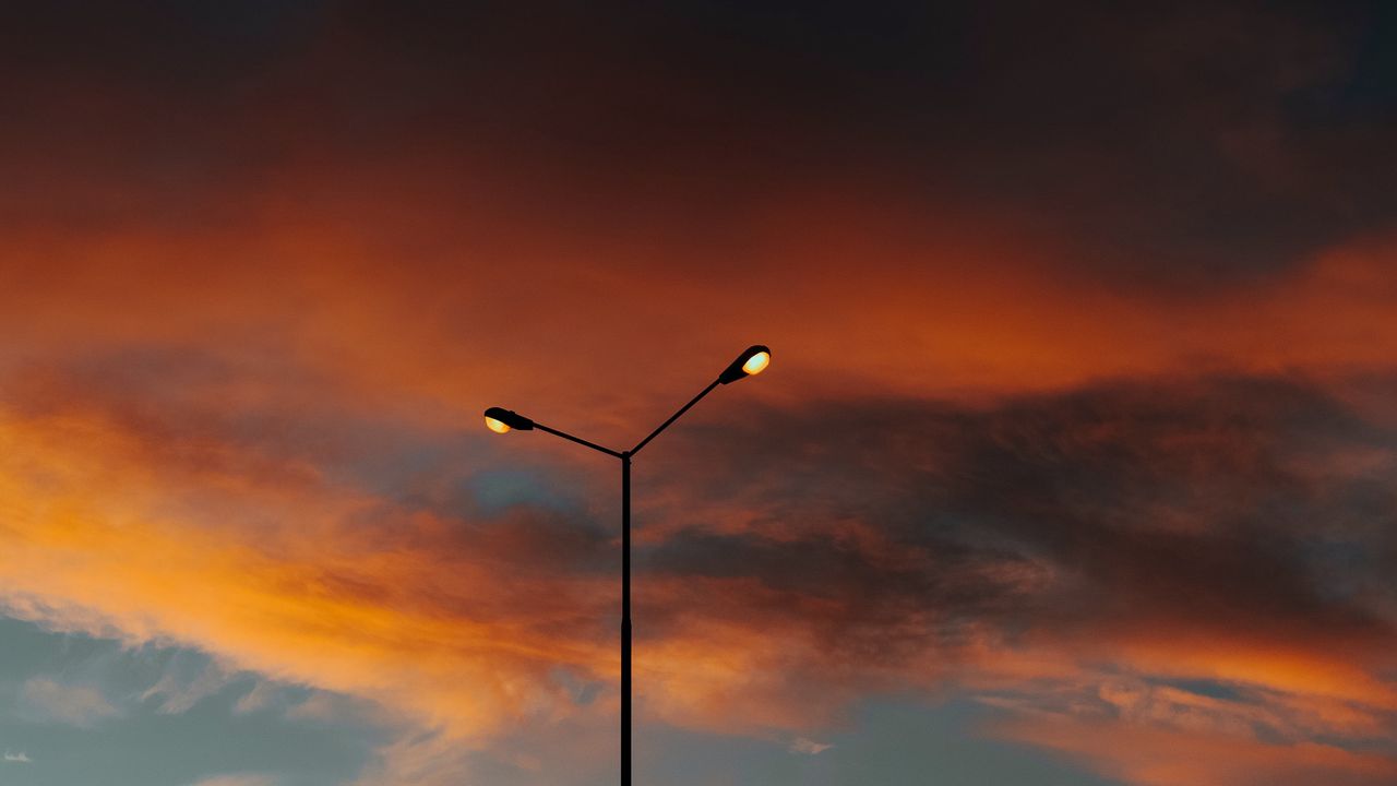 Обои фонарный столб, облака, сумерки, вечер