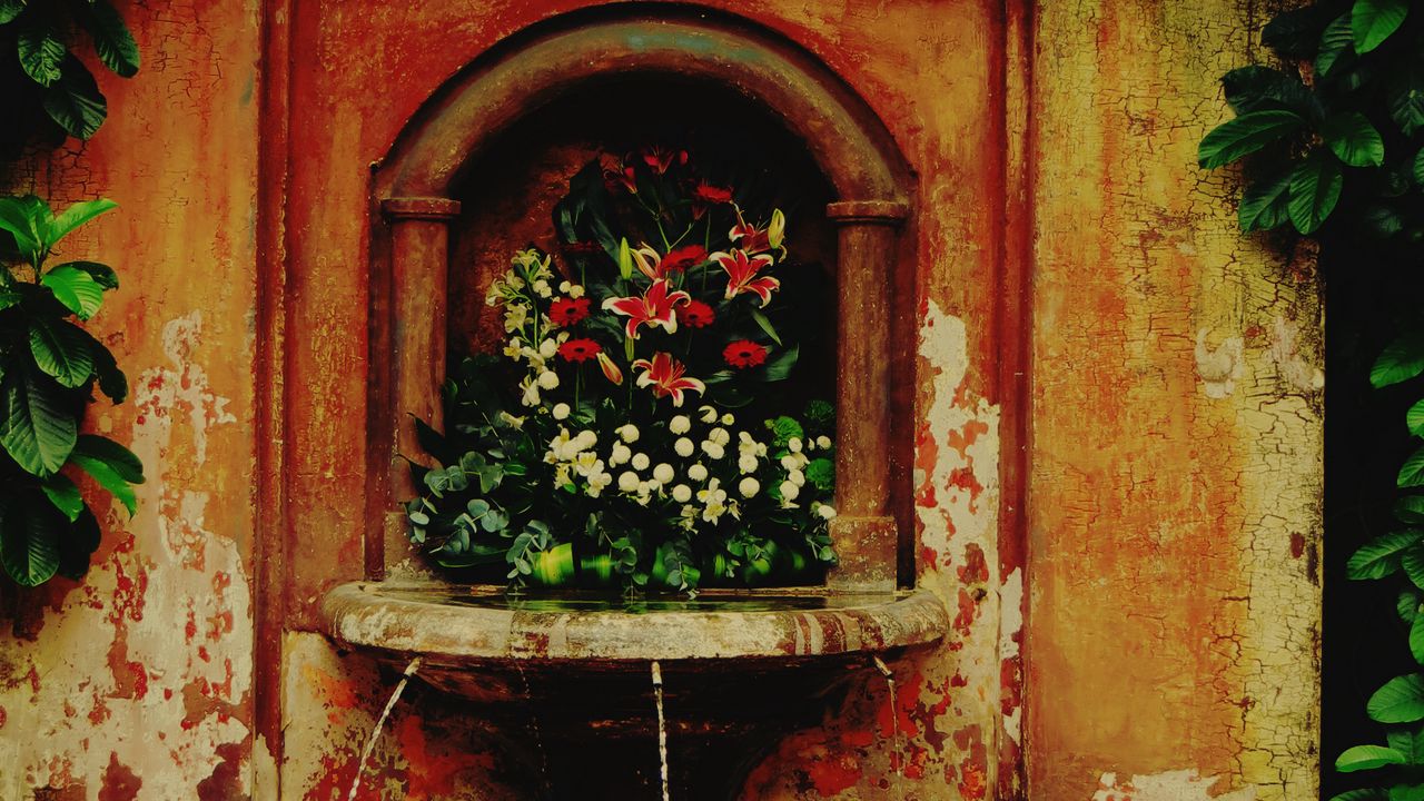 Обои фонтан, источник, цветы, старинный, облезлый
