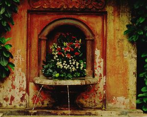 Превью обои фонтан, источник, цветы, старинный, облезлый