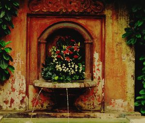 Превью обои фонтан, источник, цветы, старинный, облезлый