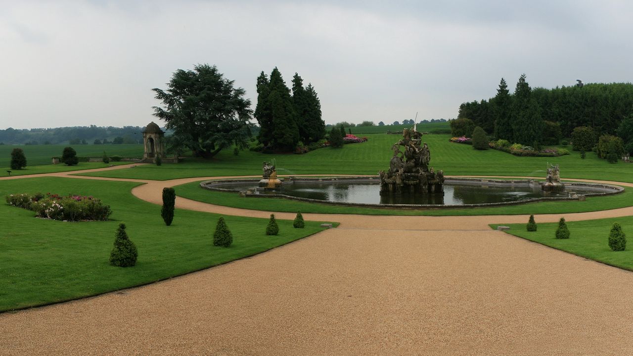 Обои фонтан, статуя, фигура, центр, сад, газон, пасмурно