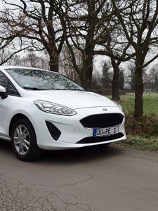 Превью обои ford, автомобиль, белый, дорога, деревья