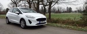 Превью обои ford, автомобиль, белый, дорога, деревья