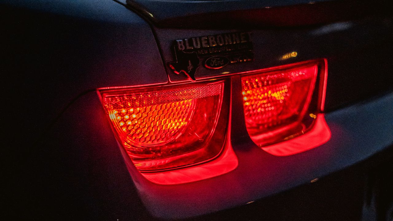 Обои ford, автомобиль, фонари, подсветка, красный