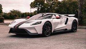 Превью обои ford gt, ford, спорткар, белый, вид сбоку, асфальт