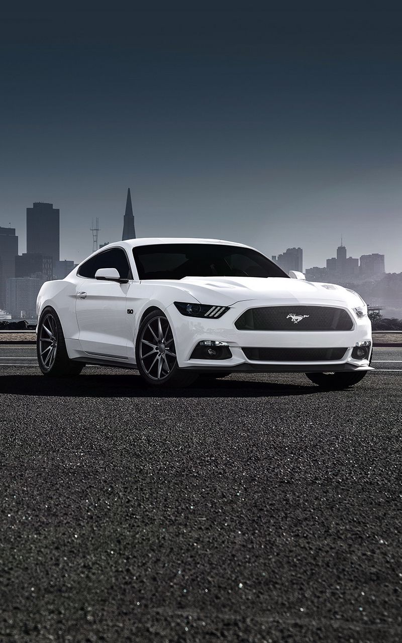 Ford Mustang на черном фоне