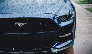 Превью обои ford mustang, фара, вид спереди, дождь