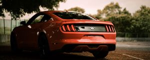 Превью обои ford mustang, ford, машина, красный, вид сзади, парковка