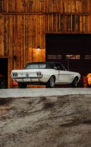 Превью обои ford mustang, mustang, автомобиль, белый, стоянка, вид сзади