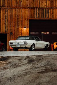 Превью обои ford mustang, mustang, автомобиль, белый, стоянка, вид сзади