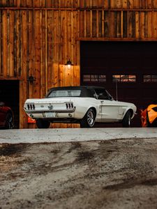 Превью обои ford mustang, mustang, автомобиль, белый, стоянка, вид сзади