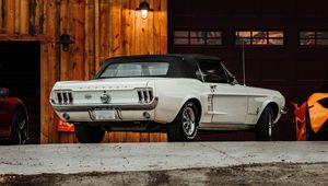 Превью обои ford mustang, mustang, автомобиль, белый, стоянка, вид сзади