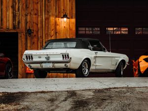 Превью обои ford mustang, mustang, автомобиль, белый, стоянка, вид сзади