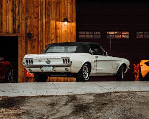 Превью обои ford mustang, mustang, автомобиль, белый, стоянка, вид сзади