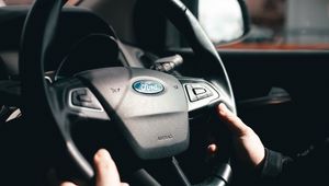 Превью обои ford, руль, руки, машина