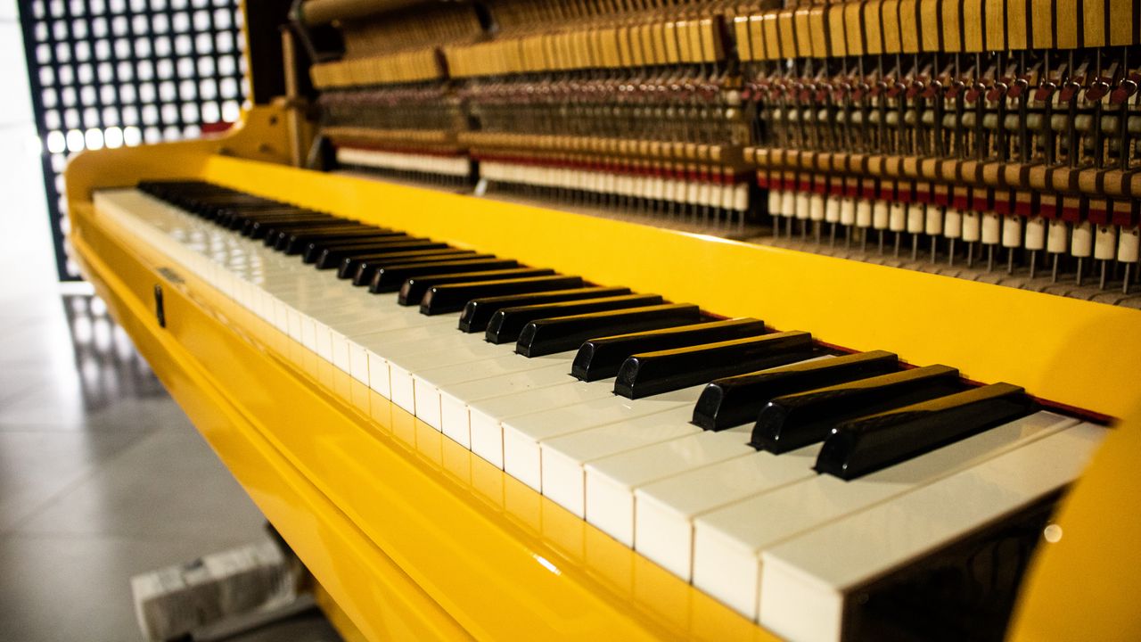 Обои фортепиано, клавиши, музыка, желтый
