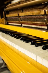 Превью обои фортепиано, клавиши, музыка, желтый