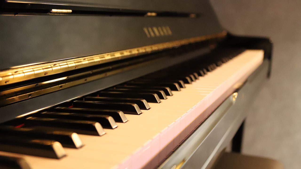 Обои фортепиано, клавиши, музыка, музыкальный инструмент, блики
