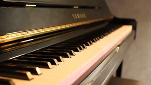 Превью обои фортепиано, клавиши, музыка, музыкальный инструмент, блики