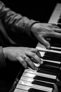 Превью обои фортепиано, клавиши, руки, музыка, черно-белый
