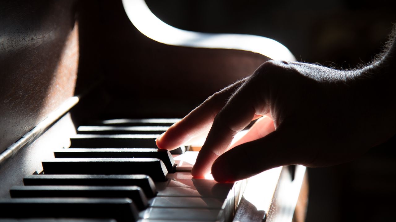 Обои фортепиано, рука, клавиши, тень