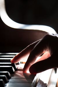 Превью обои фортепиано, рука, клавиши, тень