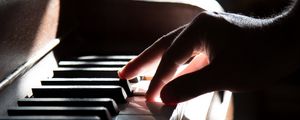 Превью обои фортепиано, рука, клавиши, тень