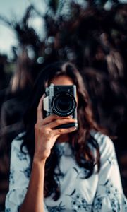 Превью обои фотоаппарат, девушка, размытость, фокус